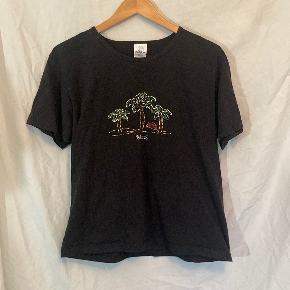 Black tee with Maui Gem